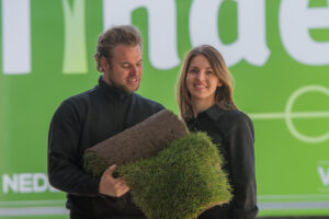 Mann und Frau mit eingeklemmter Grasnarbe
