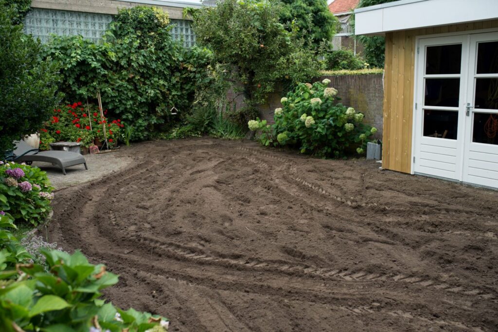 ein Garten, in dem das Gras gemäht wurde