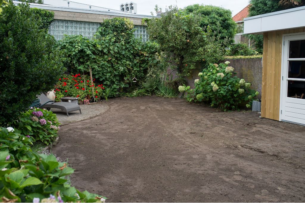 Rasen im Garten entfernt